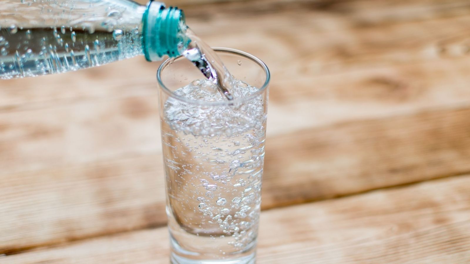 Uống nhiều nước khoáng có gas có gây sỏi thận?